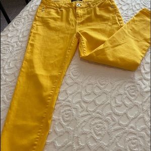 Hello Spring! Sunny yellow jeans in cotton/polyester blend. 8P